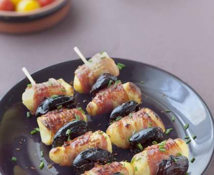 Brochettes de quenelles au lard et aux pruneaux