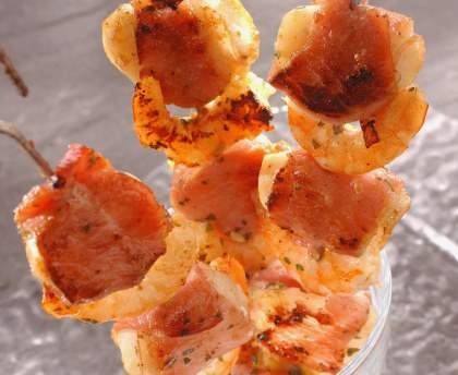 Brochettes de Saint-Jacques et crevettes au bacon