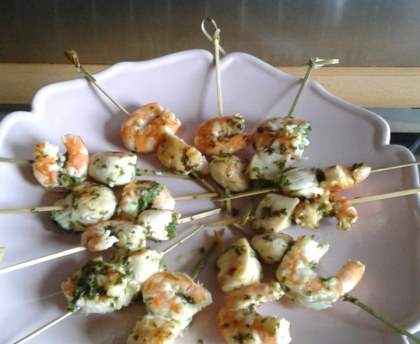 Brochettes de Saint-Jacques et gambas marinées à l'ail et au citron