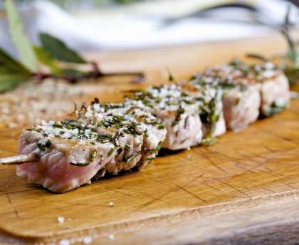 Brochettes de veau mariné aux herbes