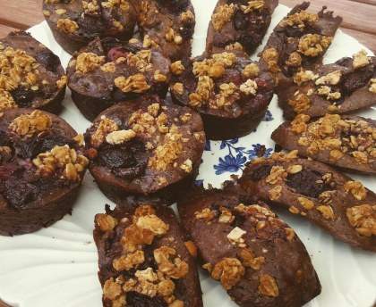 Brownies chocolat noir, cerises et noisettes