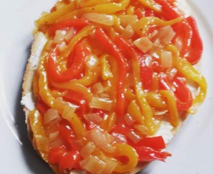 Bruschetta ricotta et confit de poivrons