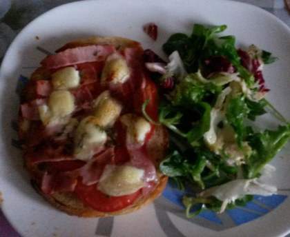 Bruschetta tomate, chèvre et jambon cru