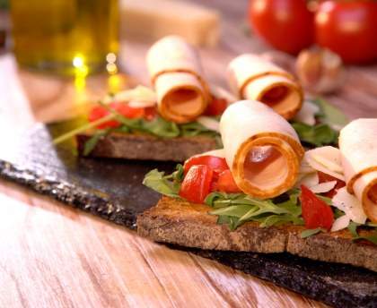 Bruschetta tomate, roquette, copeaux de parmesan et poulet doré au four Réghalal