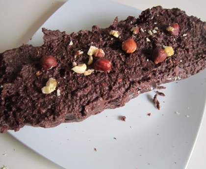 Bûche au chocolat et aux éclats de noisettes sans cuisson