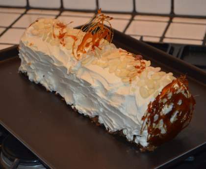 Bûche aux poires caramélisées, crème mascarpone et ricotta à l'amaretto