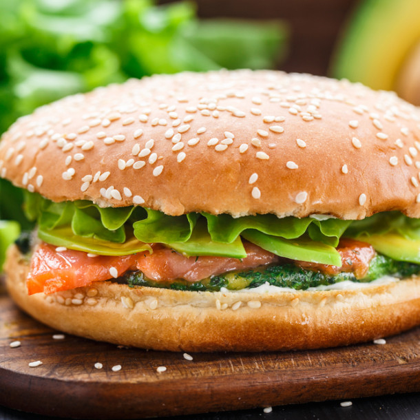 Burger à l'avocat et saumon