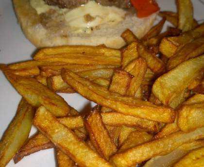 Burger aux poivrons, boeuf et mozzarella, sauce au poivre