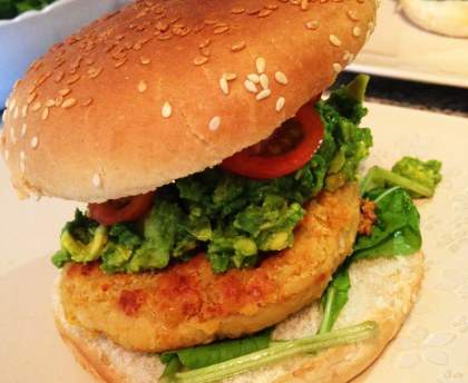 Burger savoureux aux pois chiches et avocats