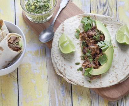 Burritos au porc rôti, avocat et salsa verde