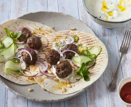 Burritos aux boulettes de boeuf, oignons, pignons de pin, sauce tzatziki
