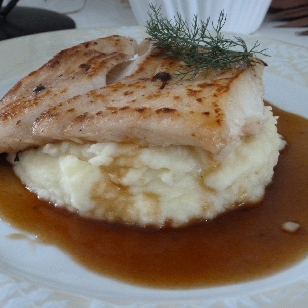 Cabillaud à la purée d'ail et jus de viande 