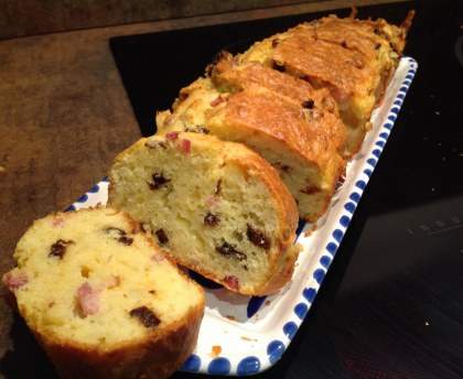 Cake aux lardons fumés, pruneaux et comté