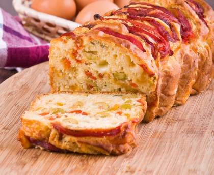 Cake aux olives vertes et poivrons rouges
