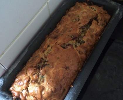 Cake aux pruneaux, lardons et noix
