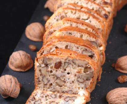 Cake chèvre, noix et raisins secs