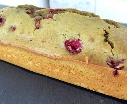 Cake léger au thé matcha et framboises 
