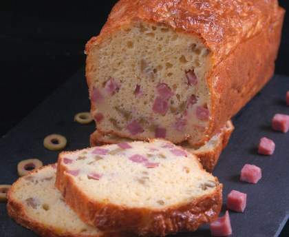 Cake salé au jambon et aux olives