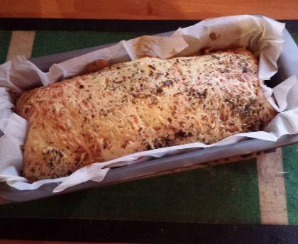 Cake salé aux lardons, comté et oignon