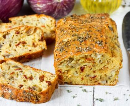 Cake salé aux tomates séchées, chèvre et graines