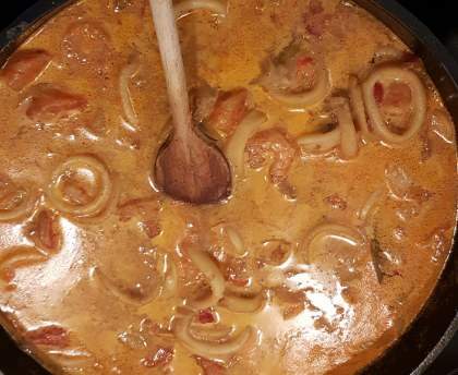 Calamars et crevettes au lait de coco et curry