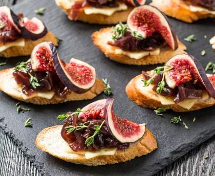 Canapés à la compotée d'oignons et aux figues