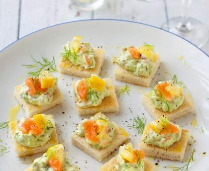Canapés de crème de saumon fumé à l'avocat