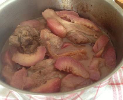 Canard aux pêches de vigne et aux raisins