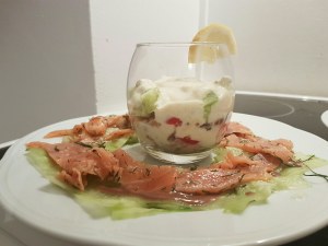 Carpaccio de concombre et saumon et son verre de crevettes