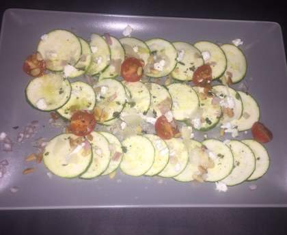 carpaccio de courgettes au parmesan, tomates et pignons