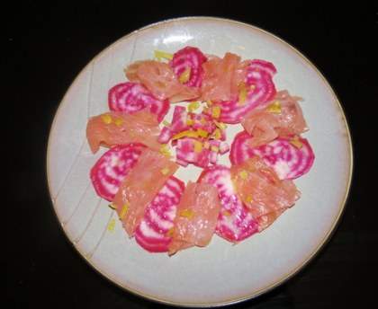 Carpaccio de saumon fumé et de betterave chioggia