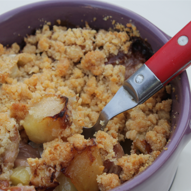 Cassolette d’andouille pommes  au camembert façon crumble