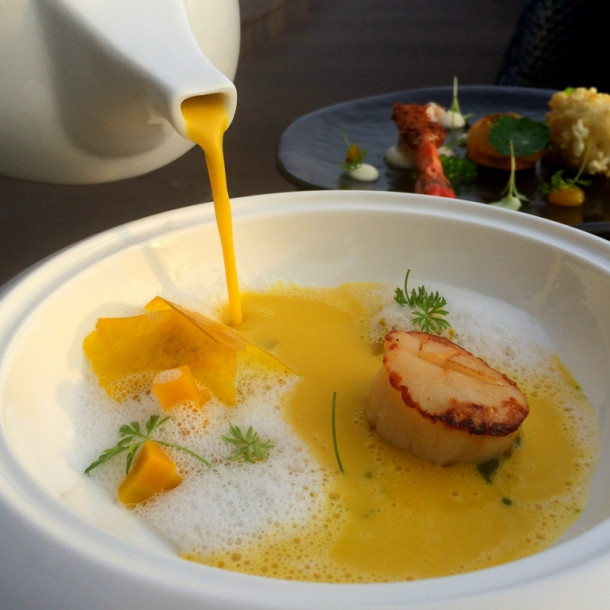 Cassolette de Saint-Jacques et de crevettes sauce safranée