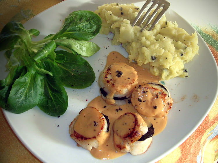 Cassolette de Saint Jacques, gambas et purée à la truffe