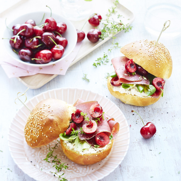 Cerises de nos régions façon buns et ricotta, thym, mâche et viandes des Grisons