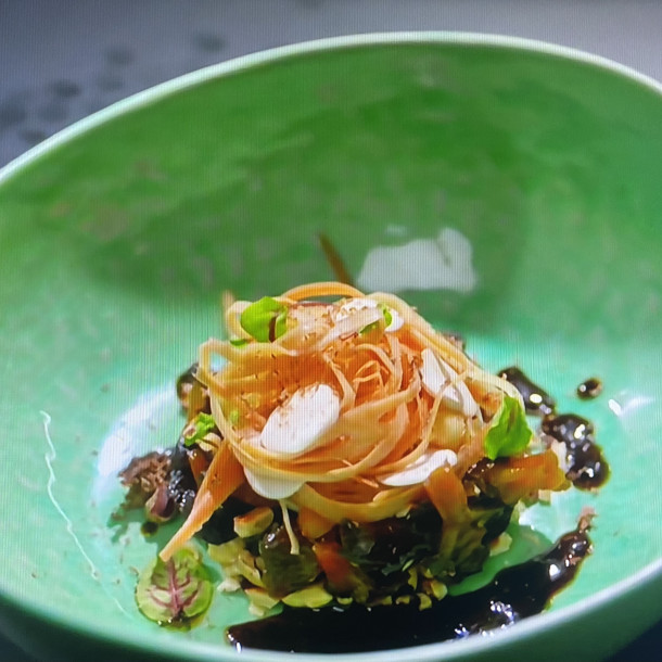 Chanterelles au sirop d'érable, gavotte et sauce ail noir