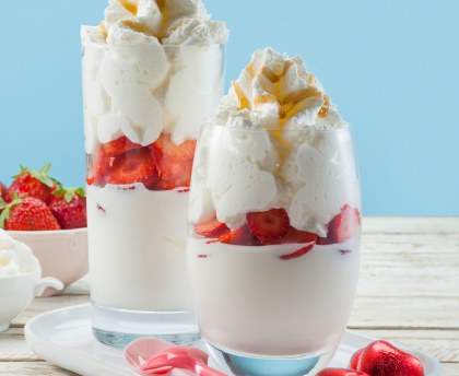 Chantilly siphon sur lit de framboises - Dessert minute