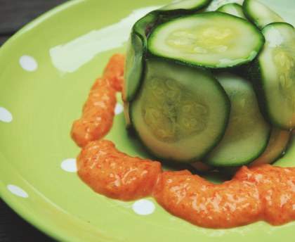 Charlotte de courgettes aux fromages frais, et coulis de poivrons