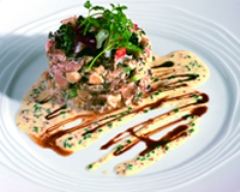 Chartreuse de pomme Ariane et crabe aux champignons de Paris, crème ciboulette