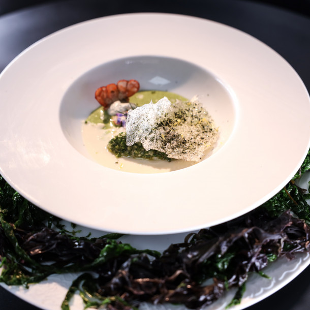 Chawanmushi d’algues, crémeux de laitue de mer, écrevisse, risotto de salicorne