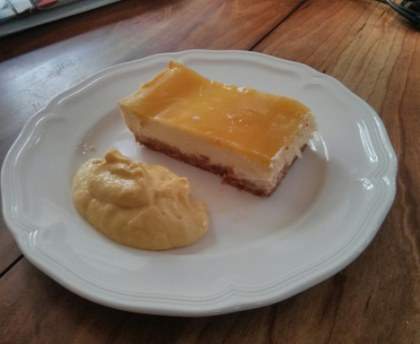 Cheesecake exotique :  nappage aux fruits de la passion et mousse de mangue
