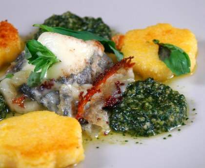 Chèvre chaud sur polenta au pesto