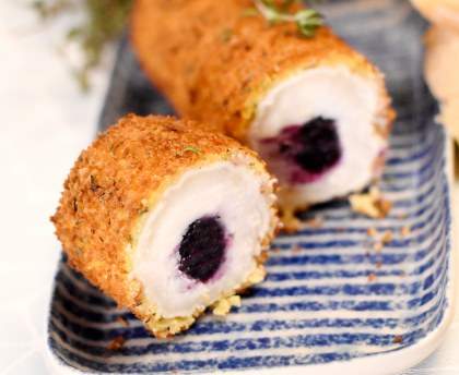 Chèvre frit farci à la confiture de myrtilles