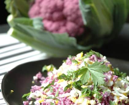 Chou-fleur râpé aux herbes et oeufs mimosa