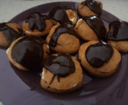 Choux à la chantilly nappés de chocolat chaud