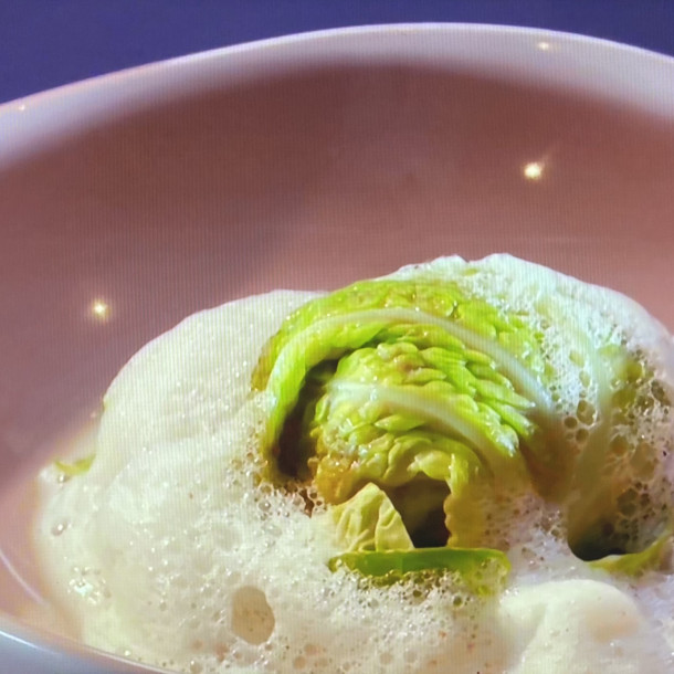 Choux farcis terre/mer, écume et sauce genièvre et oignons