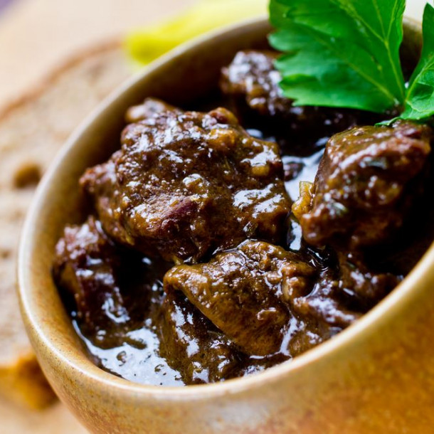 Civet de chevreuil au cacao et pâtes fraîches