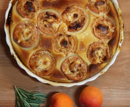 Clafoutis  aux abricots, amandes et romarin