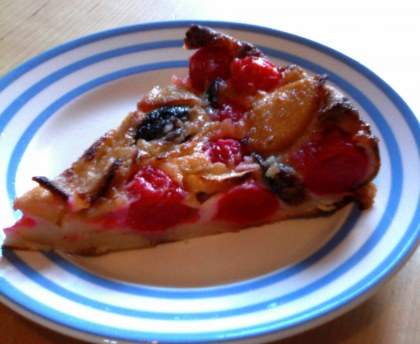 Clafoutis à la cerise, pommes et pruneaux 