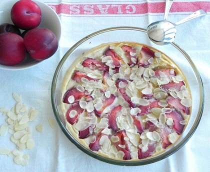 Clafoutis aux prunes, à la vanille et aux amandes